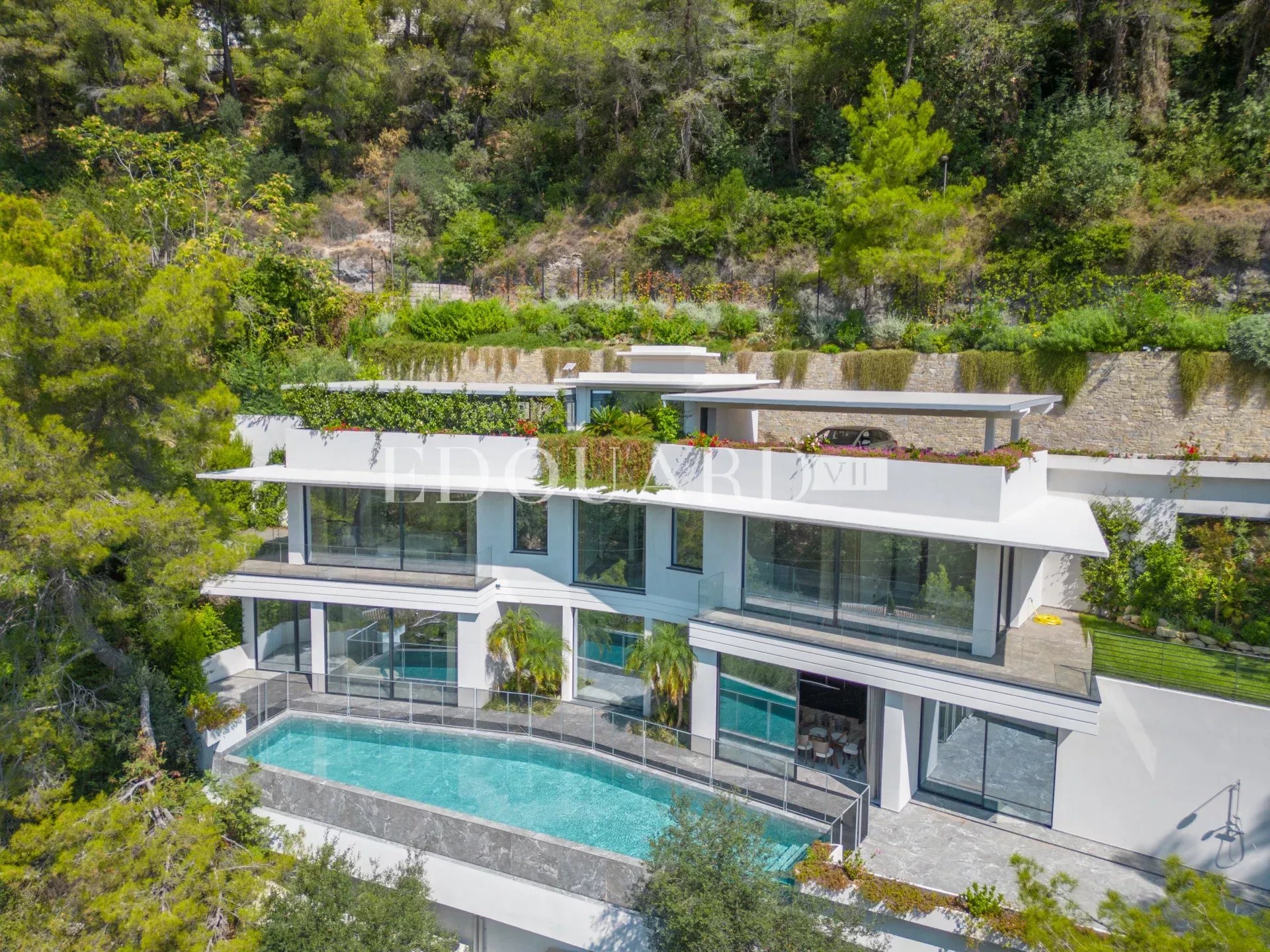 En exclusivité villa neuve avec domotique, ascenseur, grandes terrasses, piscine à débordement et belle vue mer