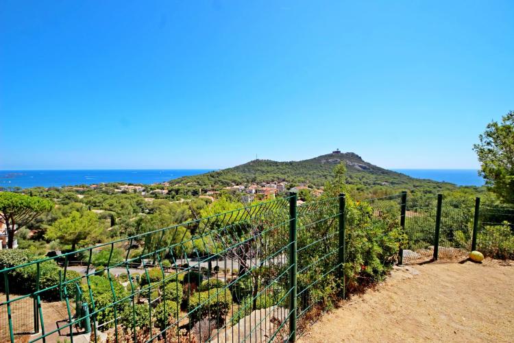Sous offre AGAY CAP ESTEREL APPARTEMENT DEUX PIECES AVEC TERRASSE ET JARDIN EXPO SUD VUE MER. PARKING