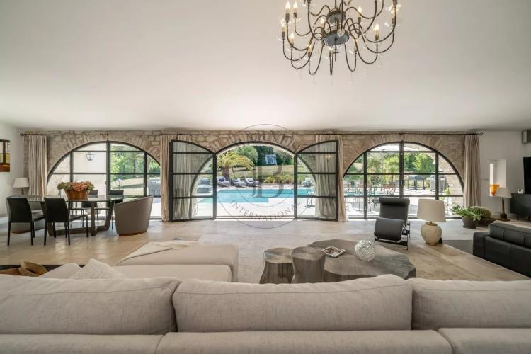 MOUGINS - VILLA DE CHARME - PROCHE DE L'ETANG