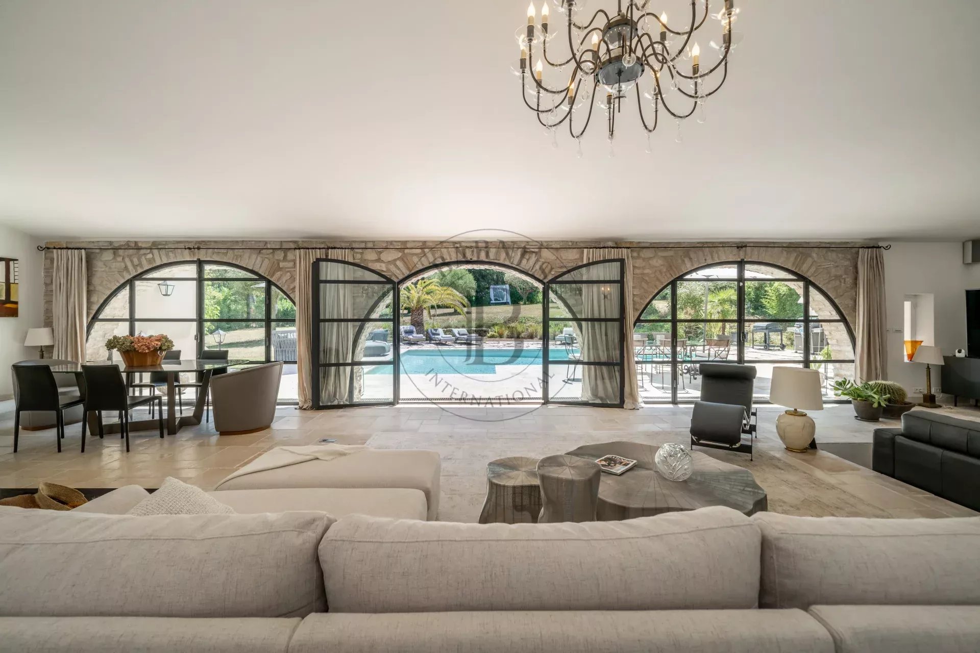 MOUGINS - VILLA DE CHARME - PROCHE DE L'ETANG