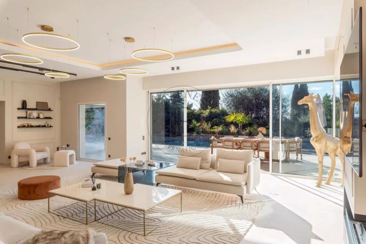 MOUGINS – VILLA RÉNOVÉE AU CALME AVEC VUE PANORAMIQUE – À PIED DES COMMERCES
