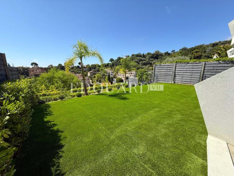 Trois pièces rénové avec grande terrasse, vaste jardin, belle vue panoramique jusqu'à la mer et parking