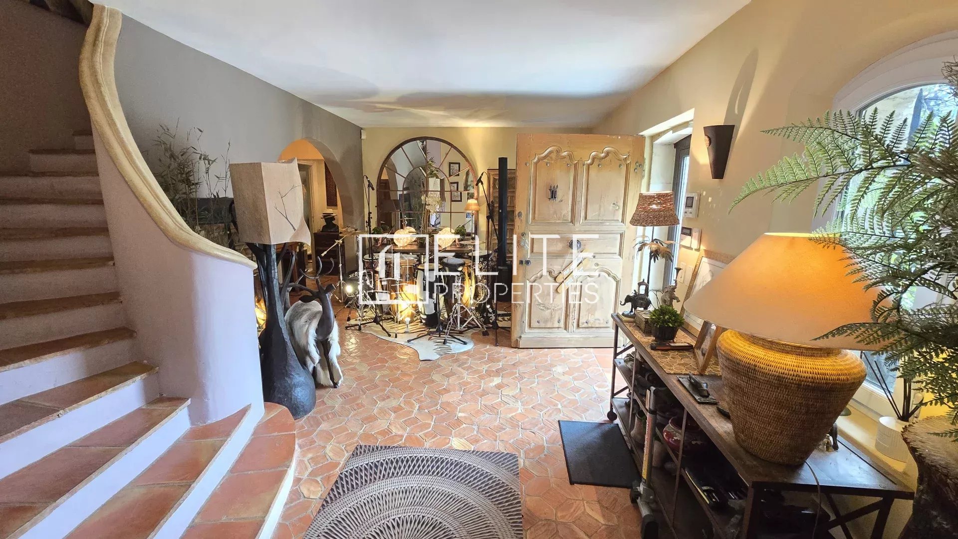 MAISON DE 260 m² – PISCINE CHAUFFÉE – ROQUEFORT-LES-PINS