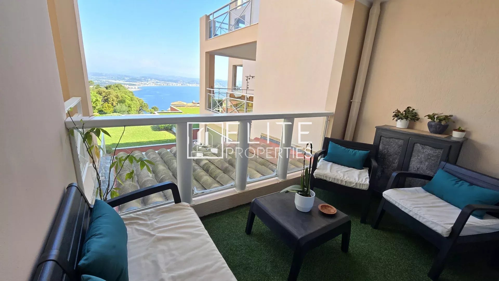 APPARTEMENT 2 PIÈCES DE 36 m² – VUE MER PANORAMIQUE – PISCINE & PARKING – THEOULE-SUR-MER