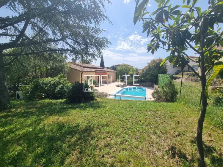 À VENDRE – Maison 5 pièces de plain-pied avec piscine – secteur calme et recherché