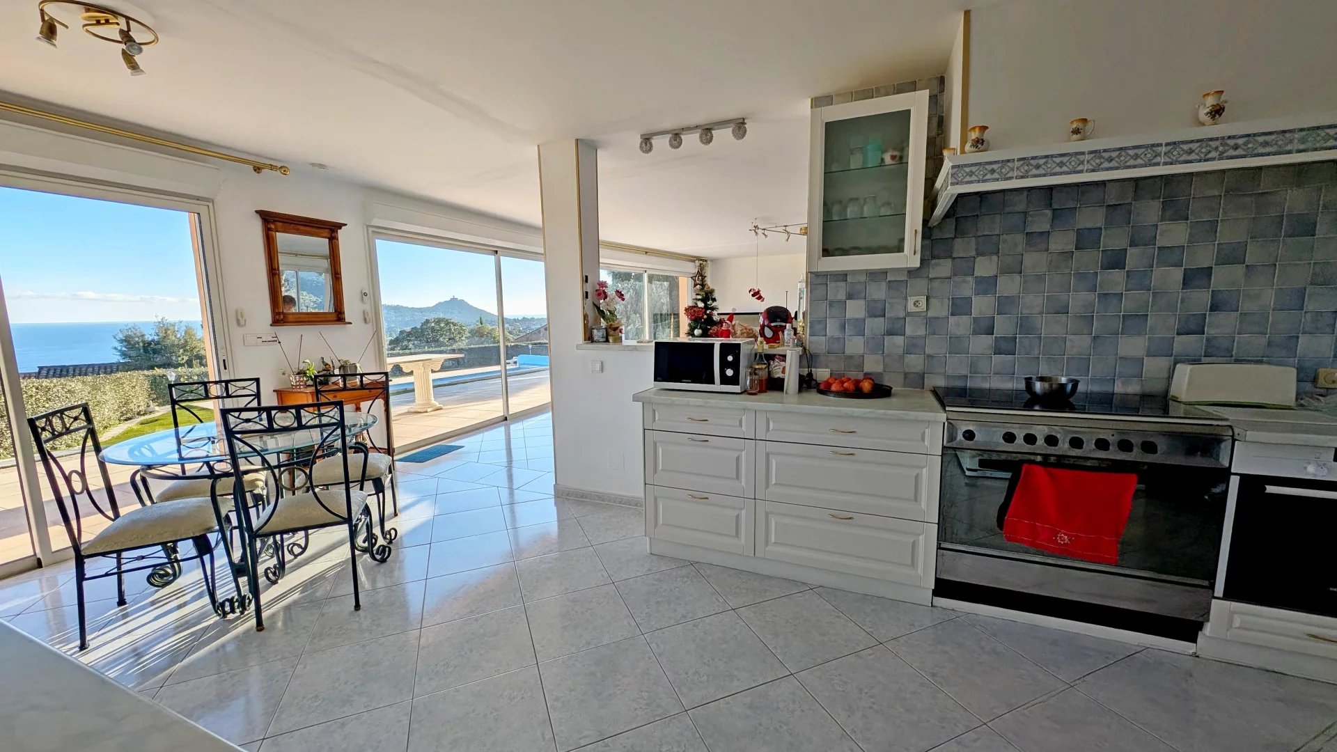 AGAY SAINT RAPHAEL magnifique  villa contemporaine avec vue panoramique sur la mer