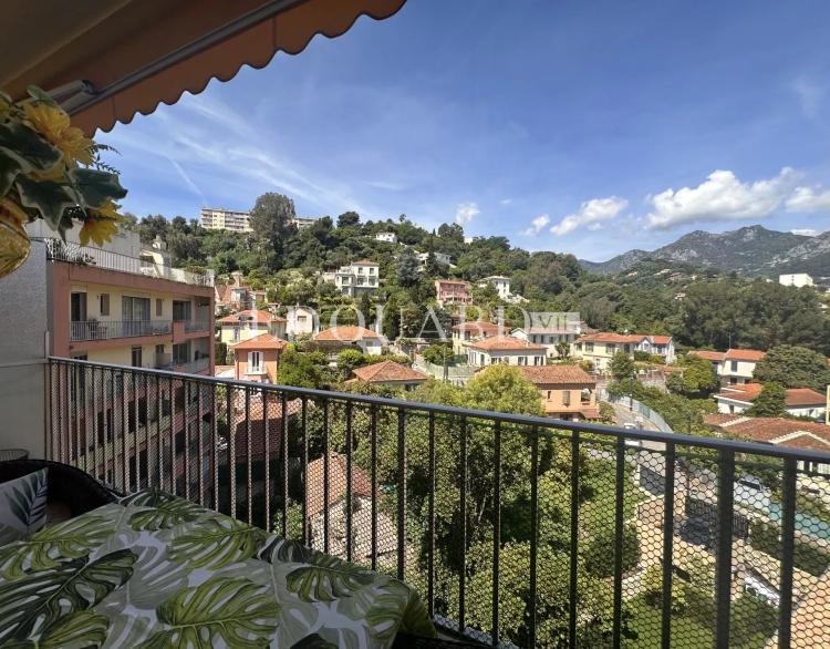 Deux pièces en excellent état avec terrasse et cave, au sixième étage d’un immeuble avec conciergerie, exclusivité
