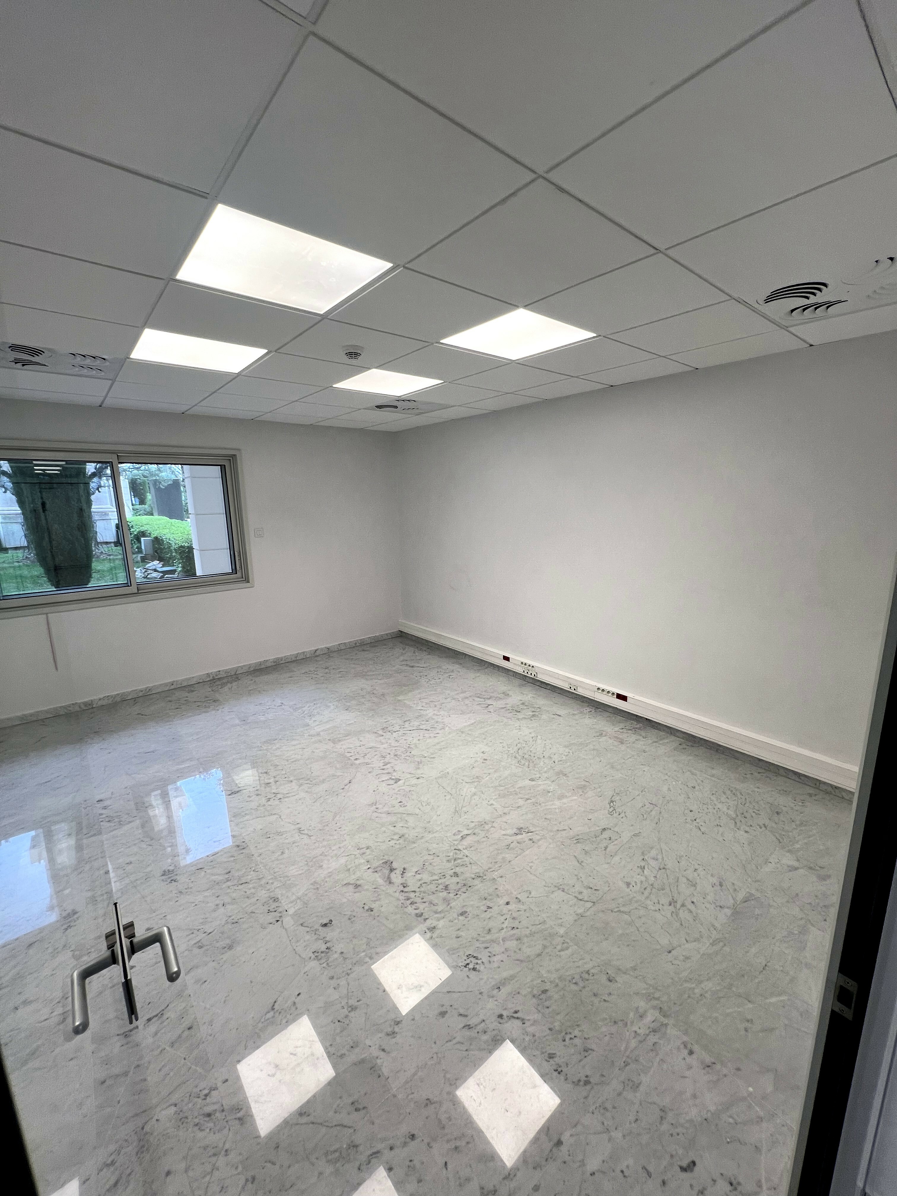 FONTVIEILLE - SPACIEUX BUREAUX AVEC 6 ESPACES DE TRAVAIL - LE SEASIDE PLAZA