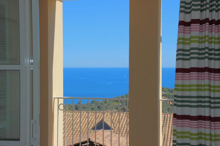 AGAY CAP ESTEREL BEAU 4 PIECES DUPLEX AVEC JARDIN ET VUE MER PANORAMIQUE. PARKING A PROXIMITE