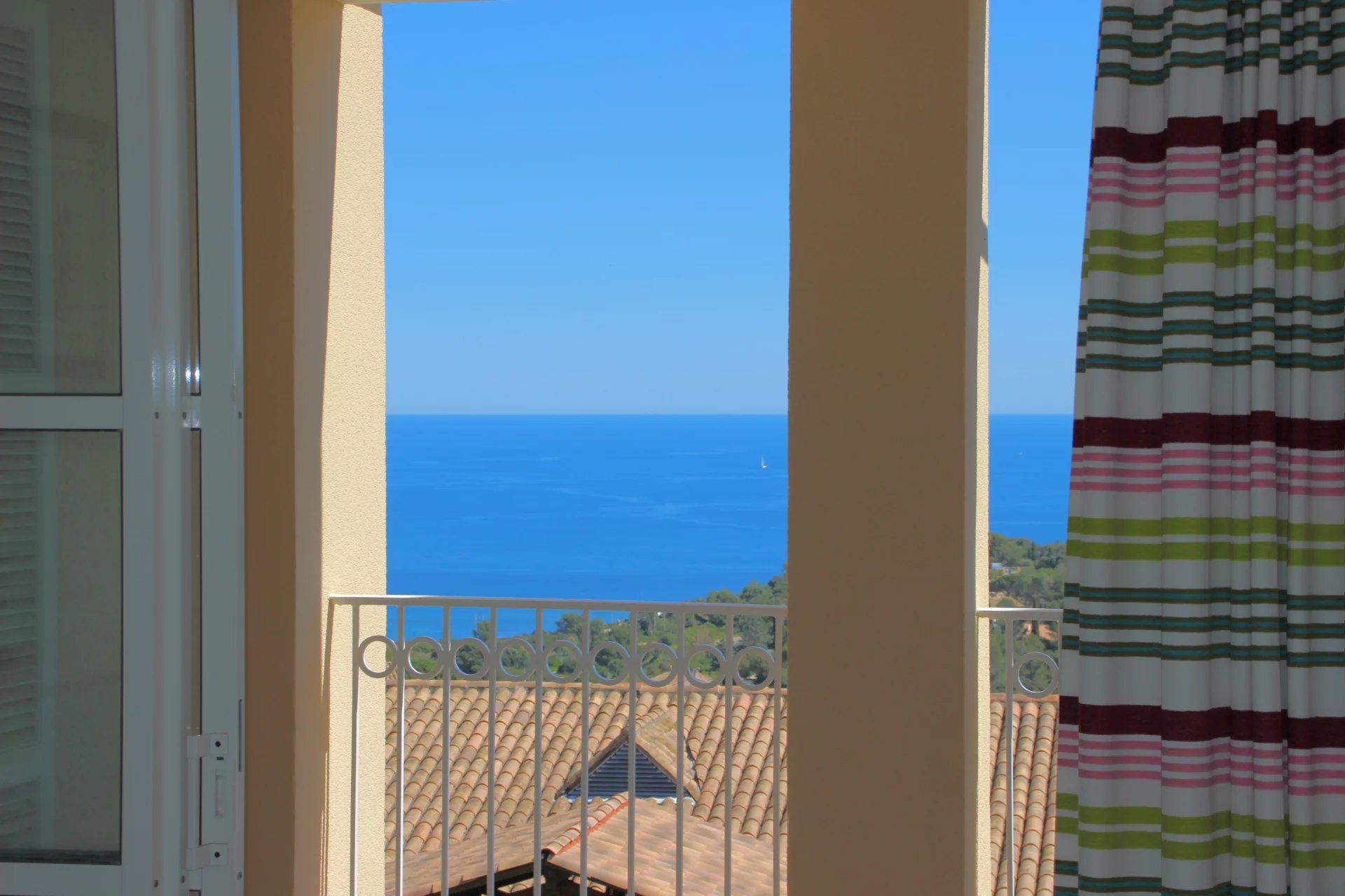 AGAY CAP ESTEREL BEAU 4 PIECES DUPLEX AVEC JARDIN ET VUE MER PANORAMIQUE. PARKING A PROXIMITE