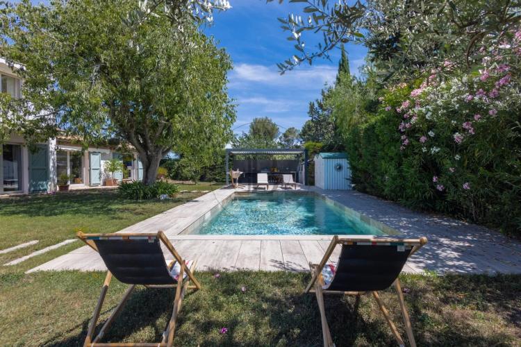 MOUGINS - VILLA AU CALME