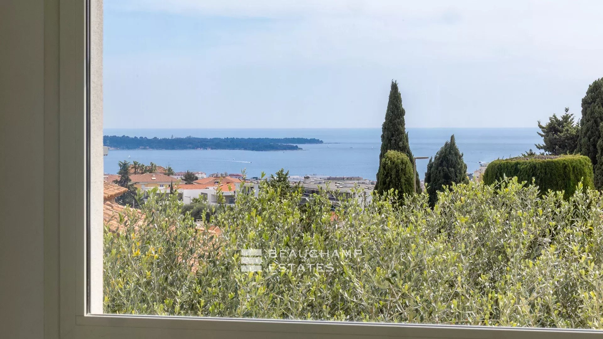 Villa contemporaine avec jardin et piscine au centre-ville