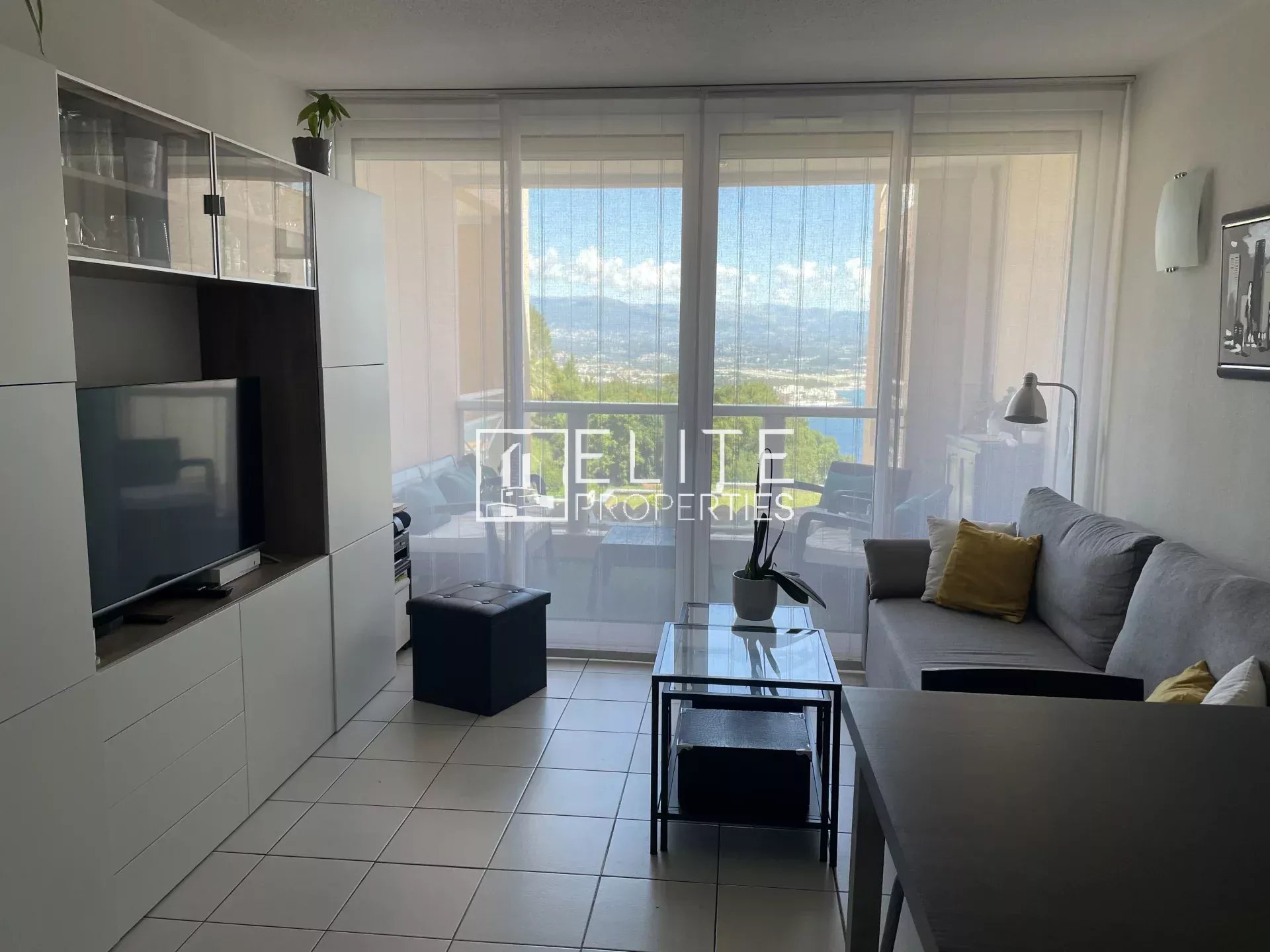 APPARTEMENT 2 PIÈCES DE 36 m² – VUE MER PANORAMIQUE – PISCINE & PARKING – THEOULE-SUR-MER