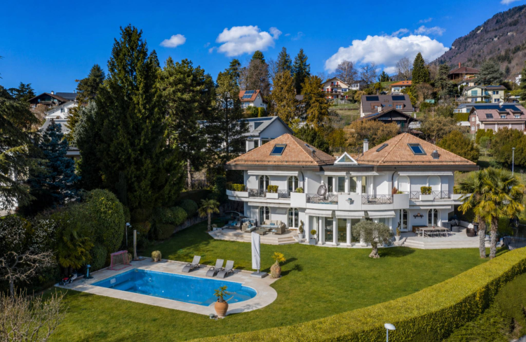 Unique Propriété de 8.5 pièces avec vue panoramique et piscine