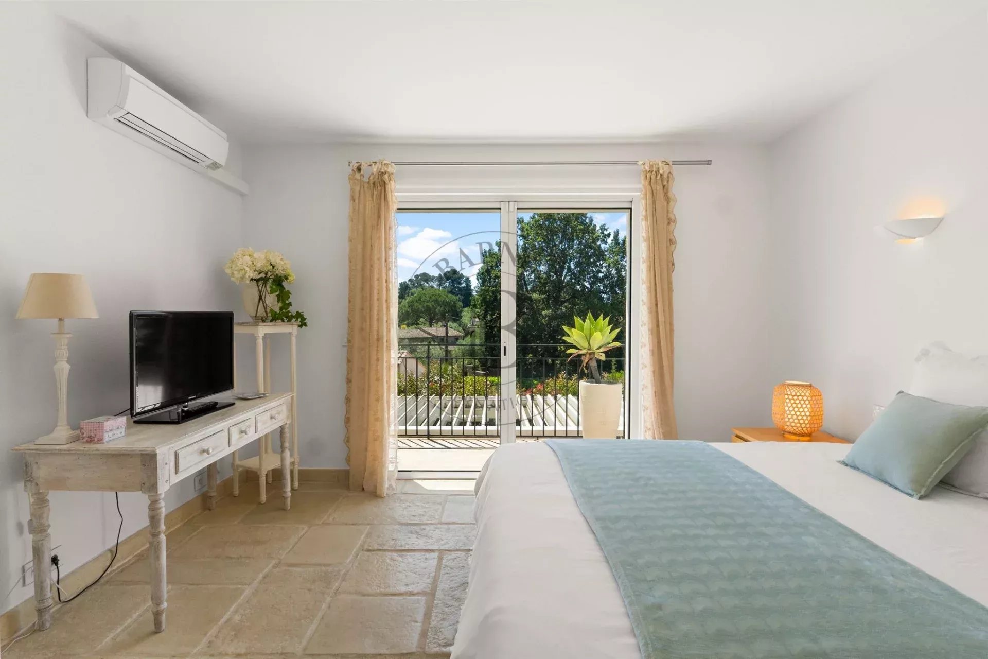 VILLA MOUGINS – VAUMARRE – À QUELQUES MINUTES DU CENTRE