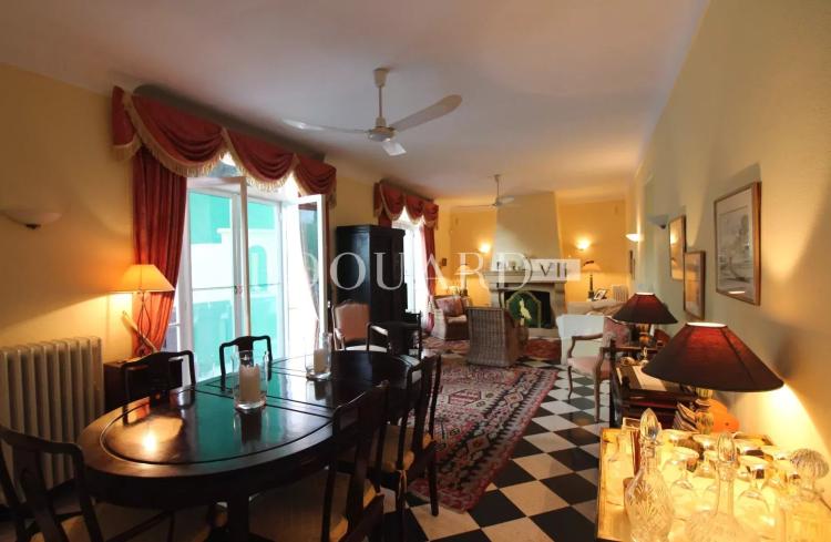 En exclusivité villa en très bon état avec double garage, grande terrasse, agréable jardin et belle vue mer