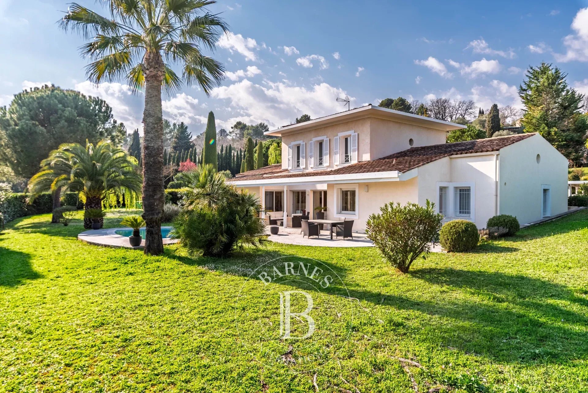 À pied du village de Valbonne – Villa plein sud, piscine, studio indépendant