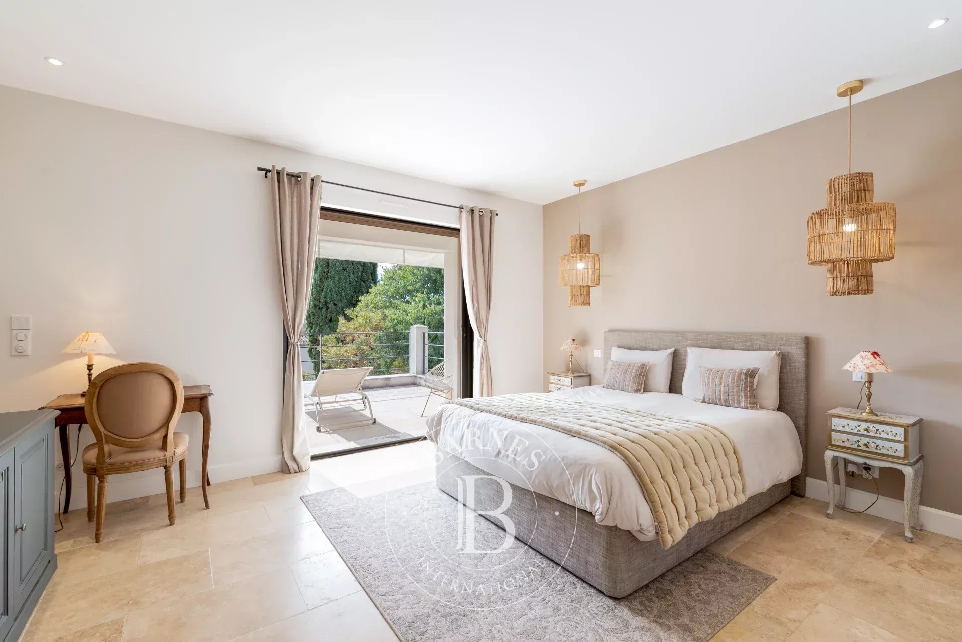 Roquefort-les-Pins - Villa de caractère avec maison d’amis et 3 appartements indépendants - 9 chambres