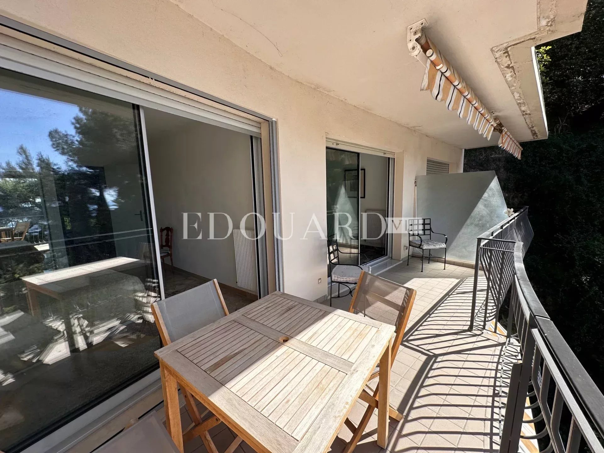 Beau trois pièces traversant à vendre avec terrasse et cave, dans le renommé quartier du Golfe Bleu