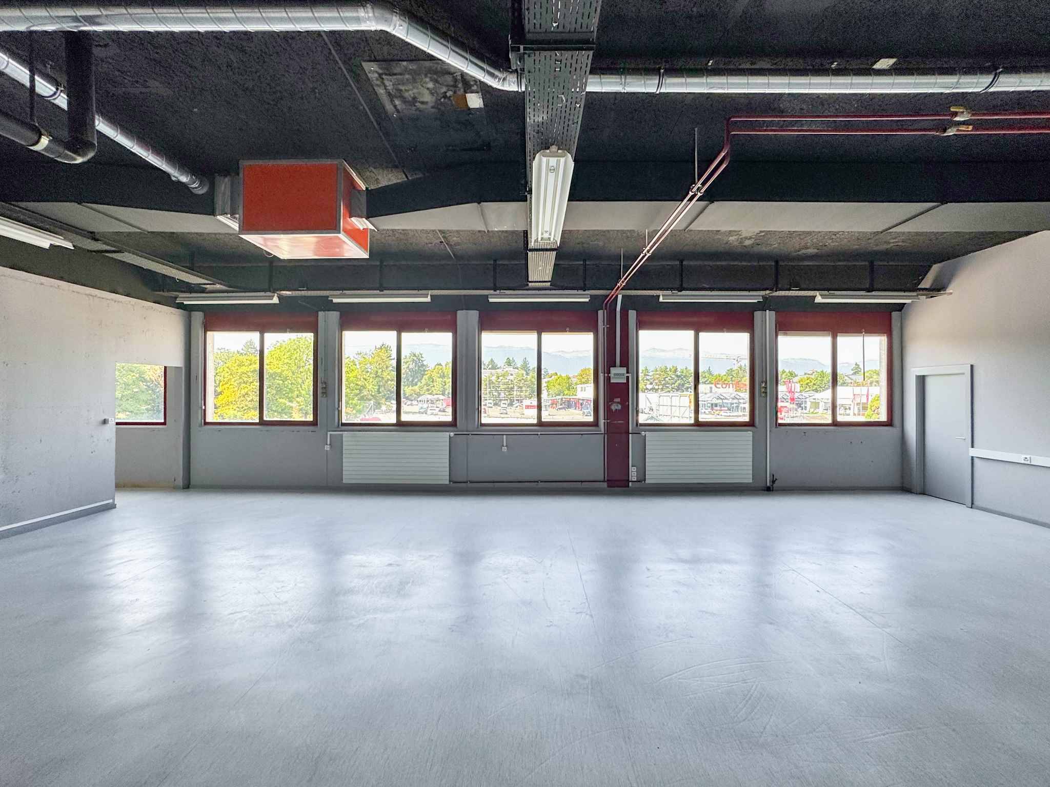 Atelier lumineux de 365 m² à Meyrin
