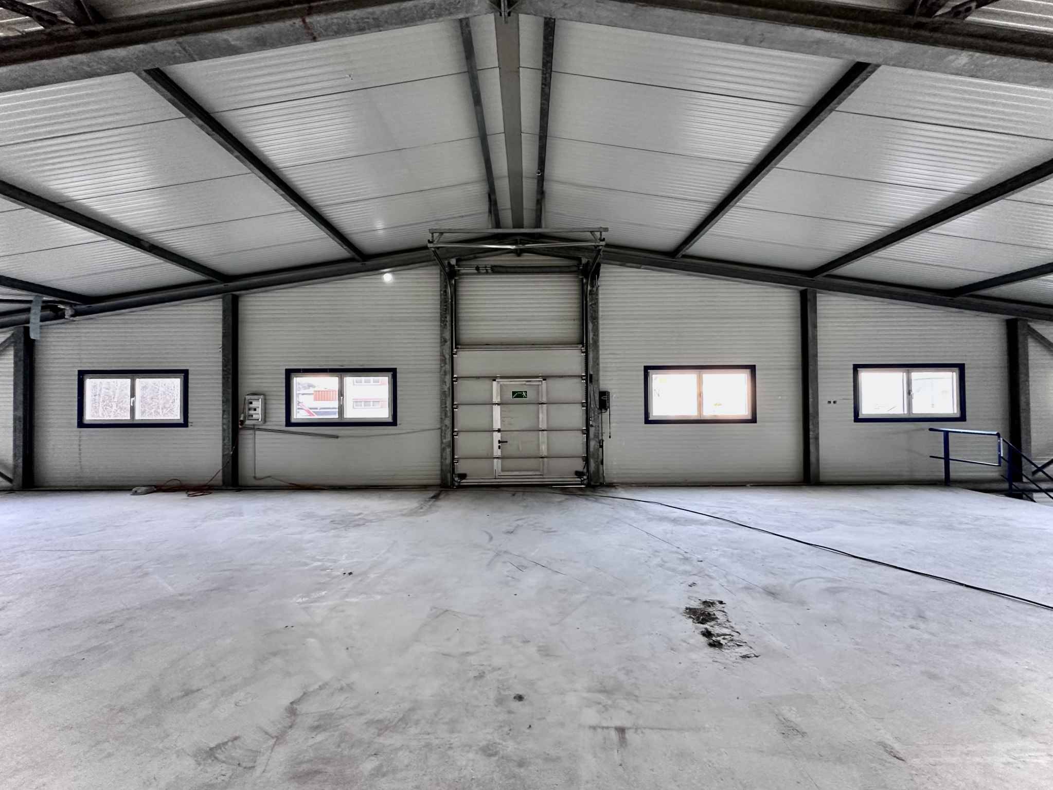 Halle industrielle de 2350 m2 à vendre à Sion région