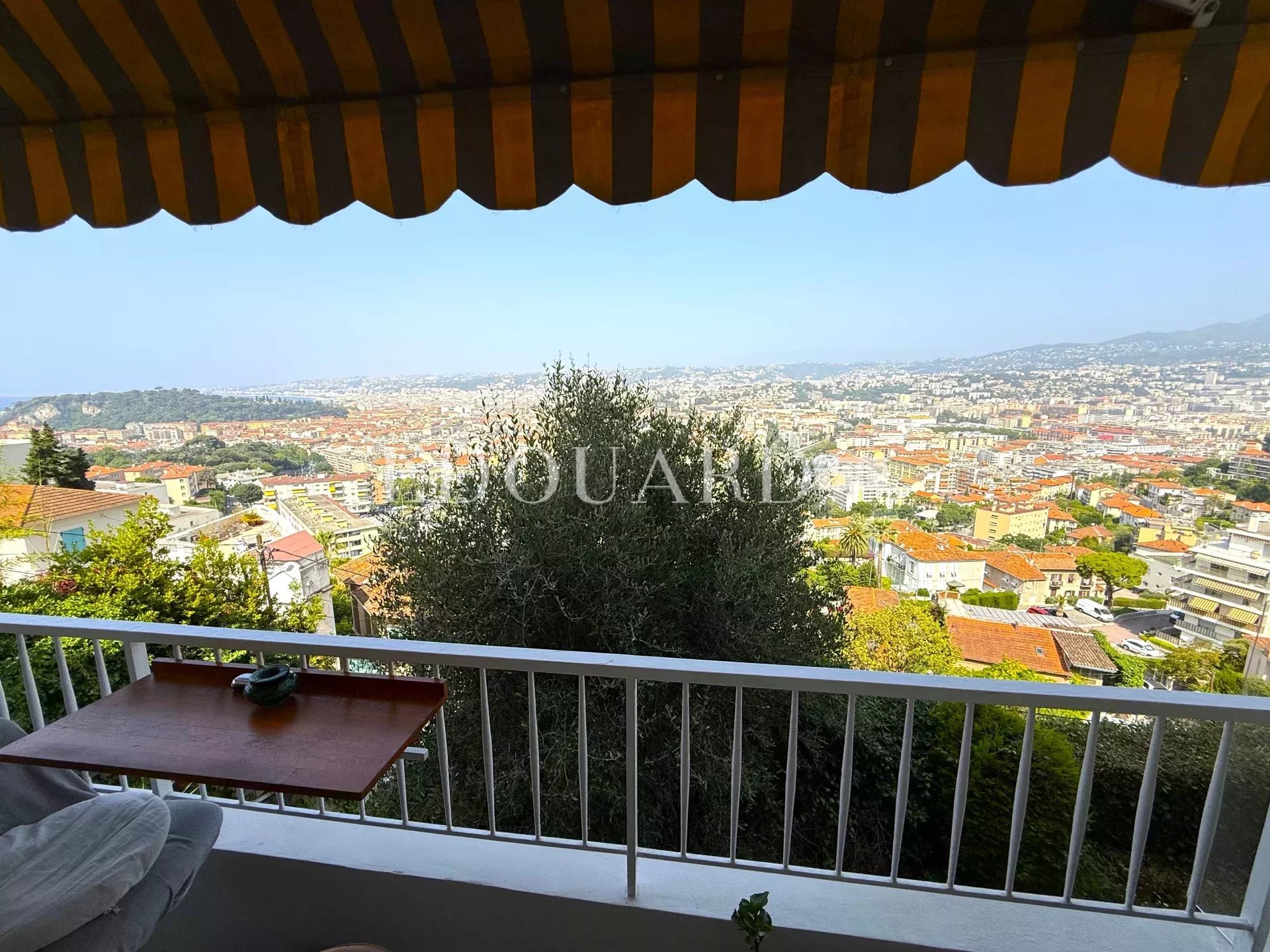 Dans le quartier recherché du Mont Boron, superbe trois pièces avec vue panoramique sur la ville de Nice