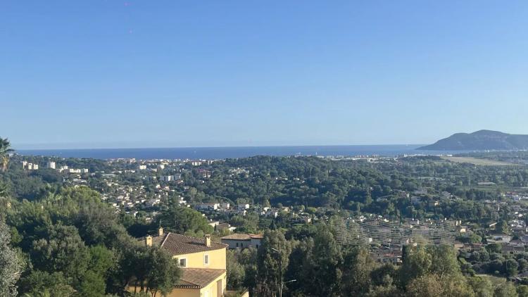 ELÉGANTE PROPRIÉTÉ VUE MER