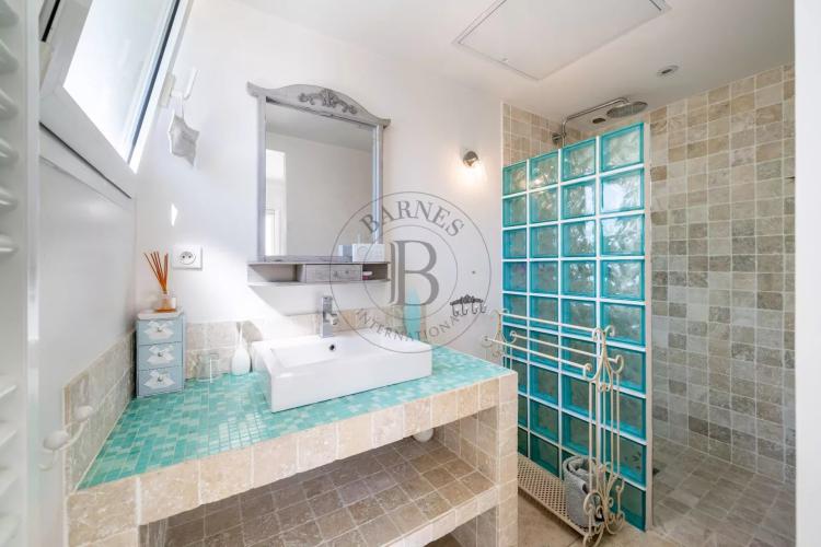 MOUGINS - VILLA DANS UN DOMAINE PRIVE - A PIEDS DES COMMODITES