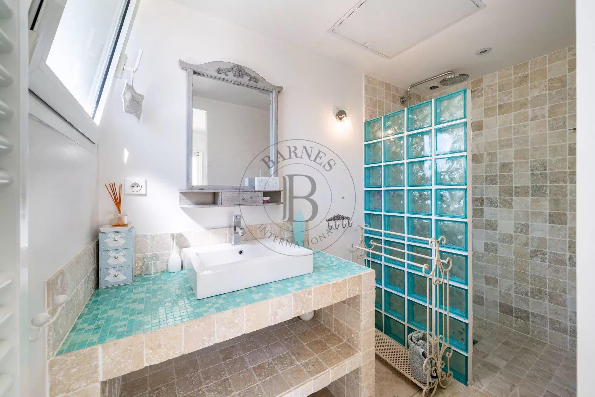 MOUGINS - VILLA DANS UN DOMAINE PRIVE - A PIEDS DES COMMODITES