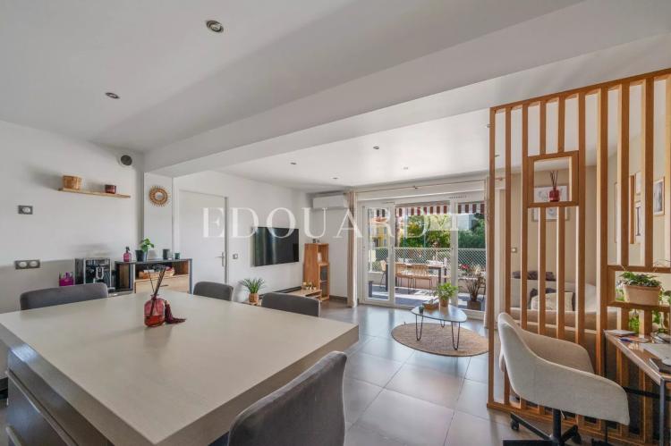 Sur la commune de Villefranche sur Mer,  charmant trois/quatre pièces à vendre avec grande terrasse