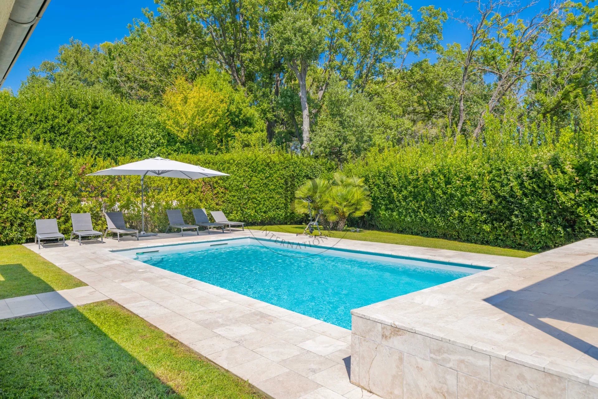 MOUGINS - VILLA DANS UN DOMAINE PRIVE - A PIEDS DES COMMODITES