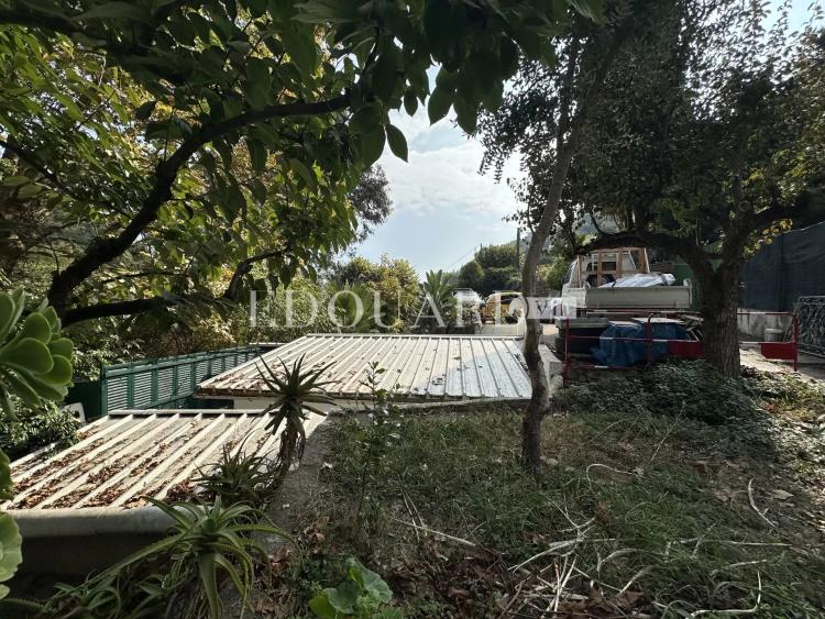 Sur la commune de Castellar, charmante maisonnette avec 6 parkings, exclusivité