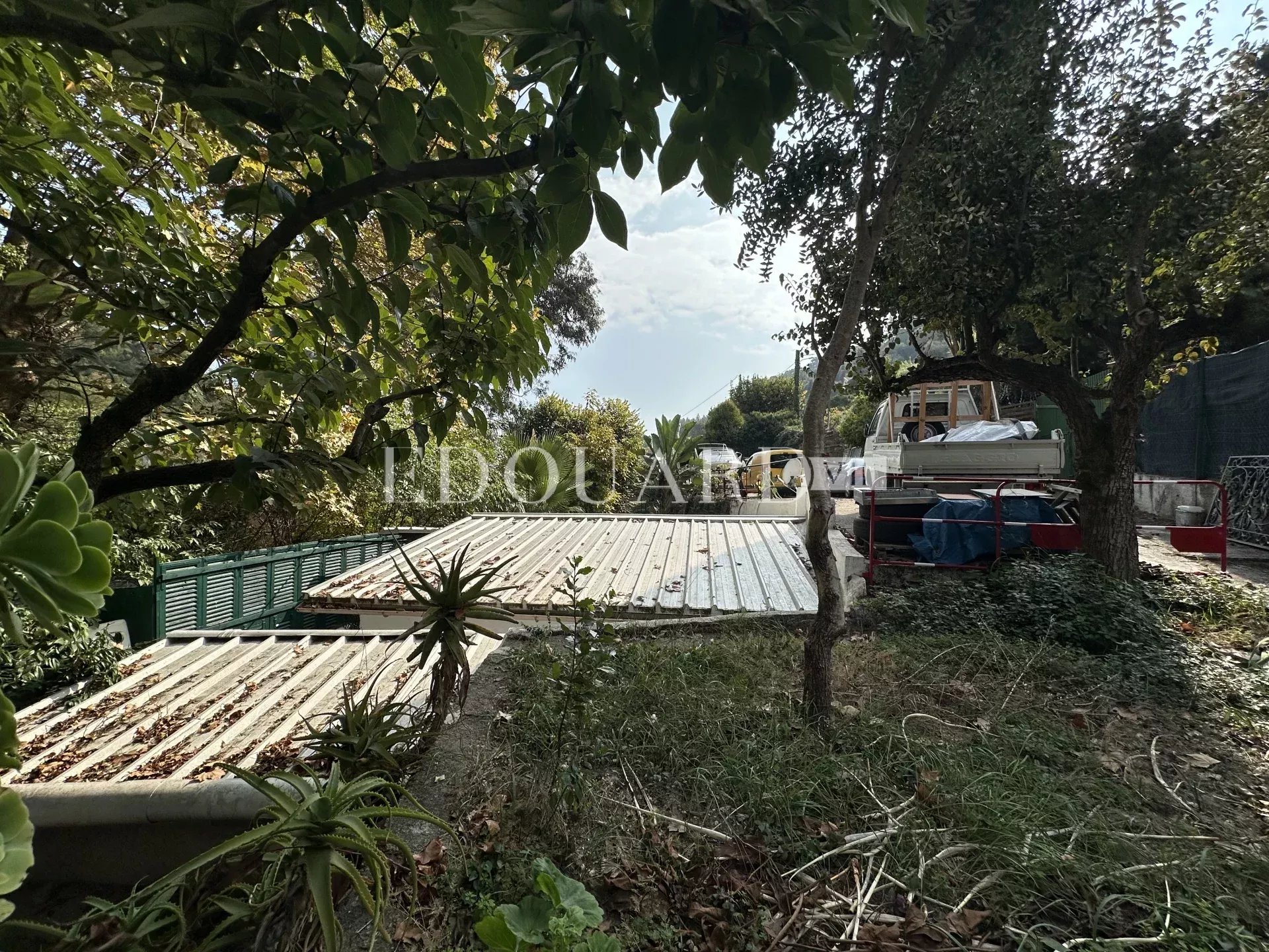 Sur la commune de Castellar, charmante maisonnette avec 6 parkings, exclusivité