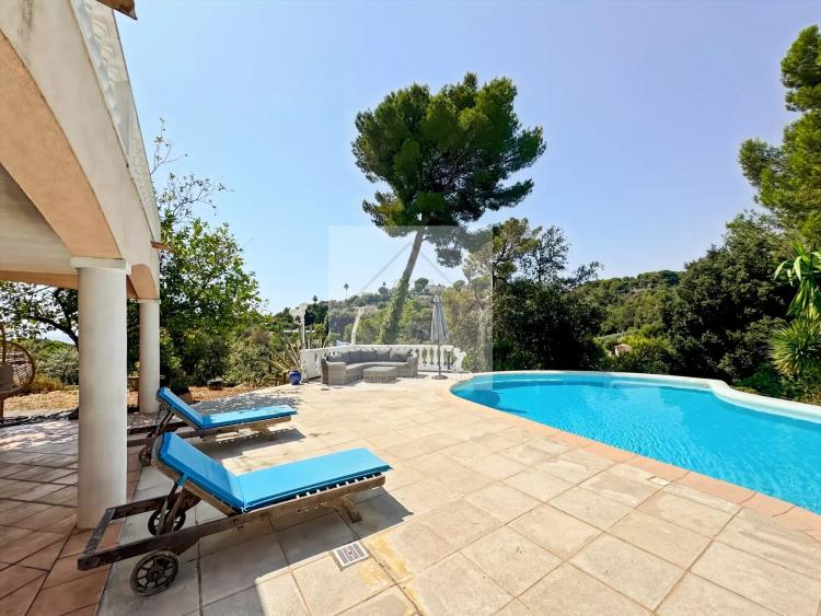 À VENDRE – VILLA DE CHARME VUE MER À ANTIBES, CALME ABSOLU