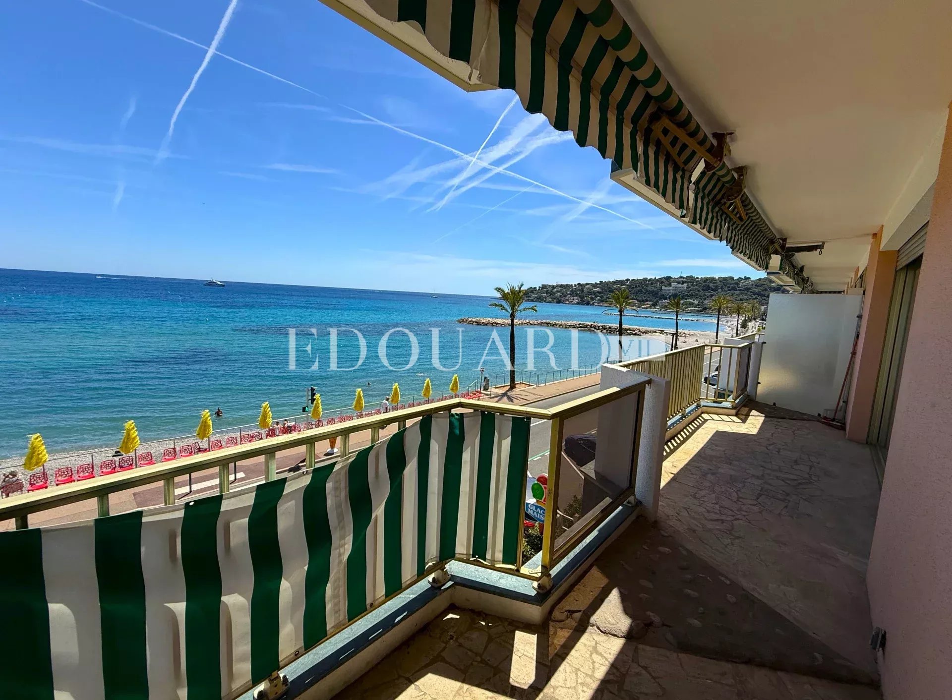 Sur la commune de Roquebrune Cap Martin, deux pièces face aux plages avec terrasse et magnifique vue mer