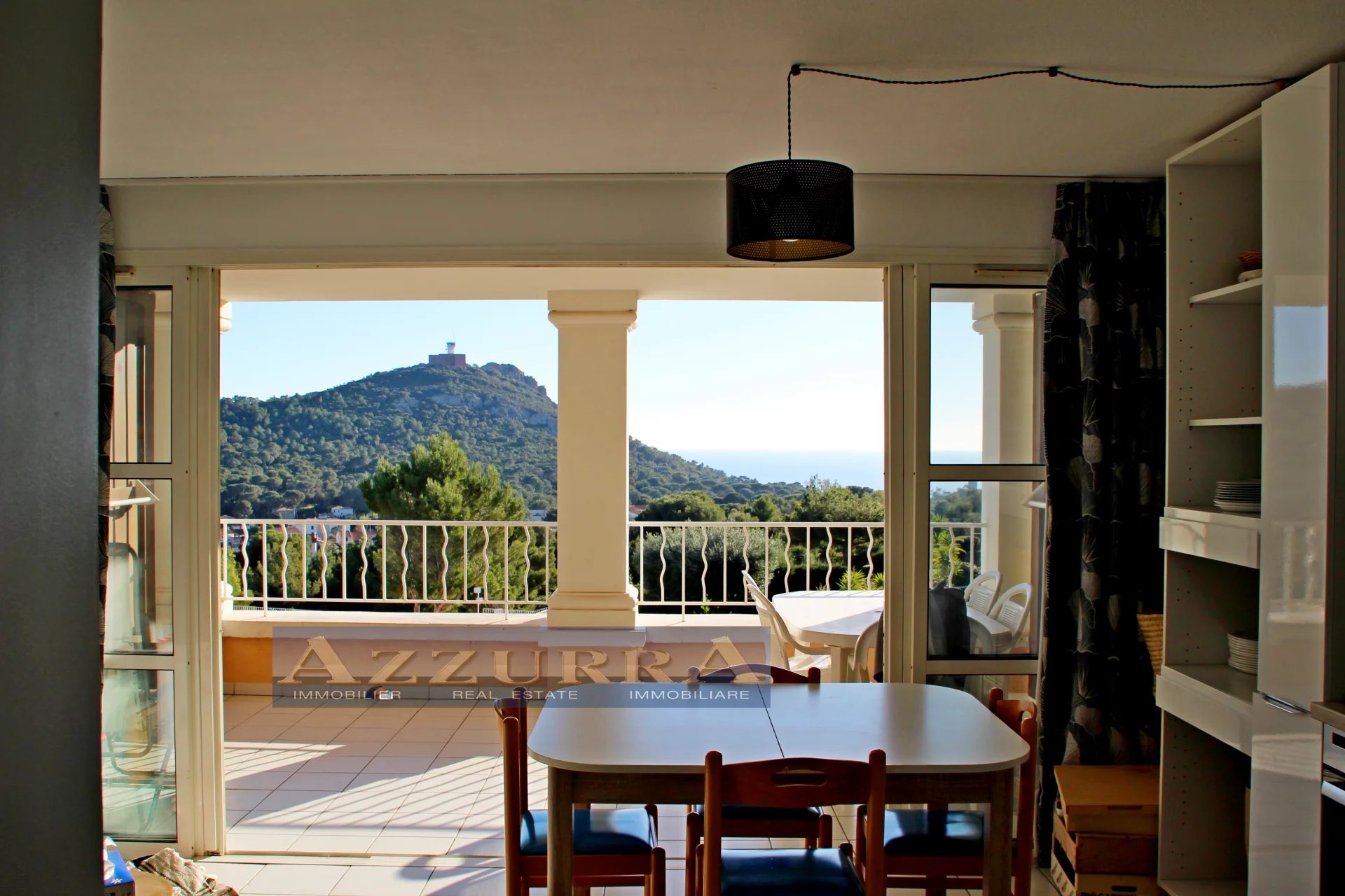 AGAY CAP ESTEREL LE HAMEAU: superbe 3 pièces meublé pour 6 personnes. Expo Sud, parking privé. Vue mer panoramique
