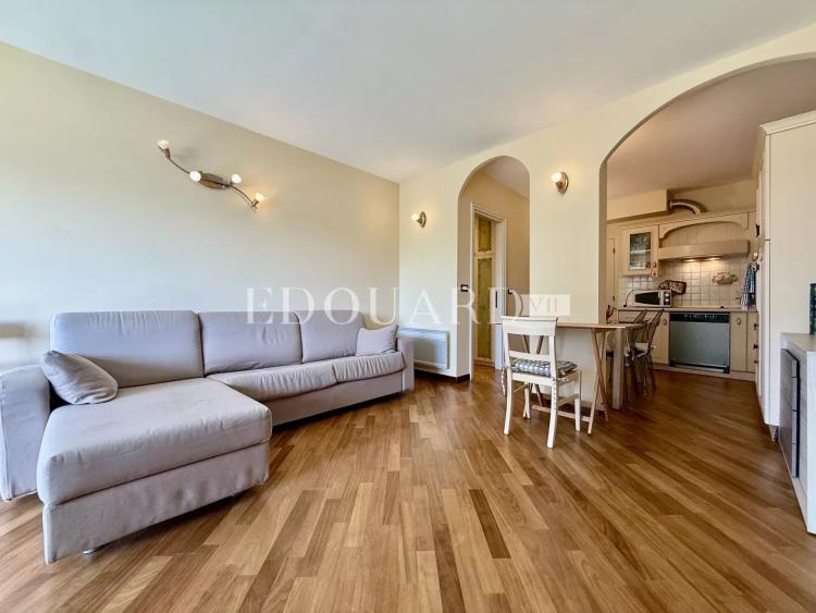 Dans prestigieux immeuble sur le Plateau du Cap, à vendre élégant deux pièces avec terrasse et cave