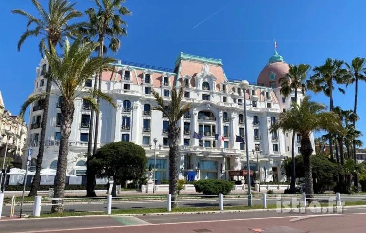Nice Negresco : Studio dernier étage, vue mer latérale