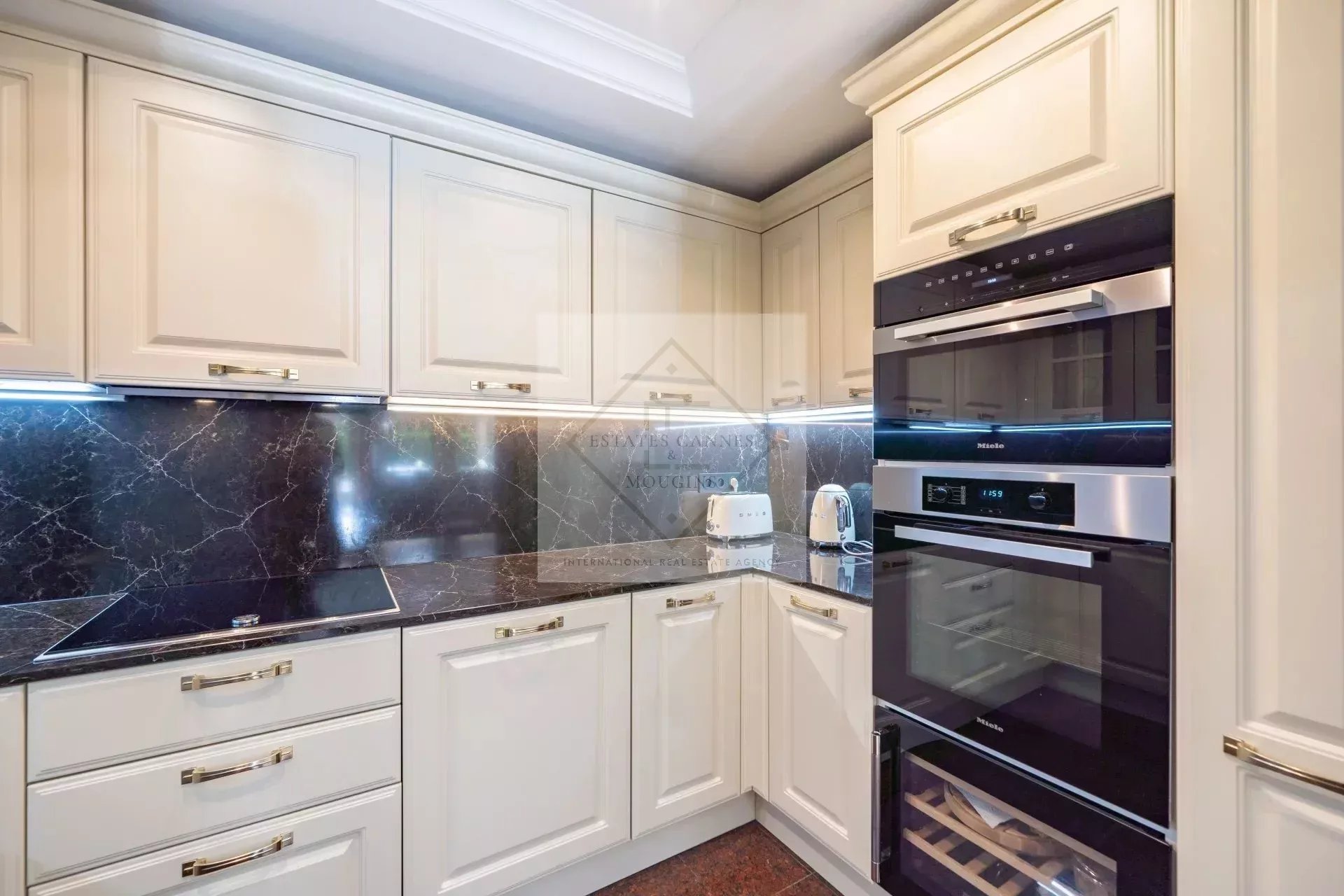 Lumière et Charme Belle Époque, Appartement trois pièces CANNES
