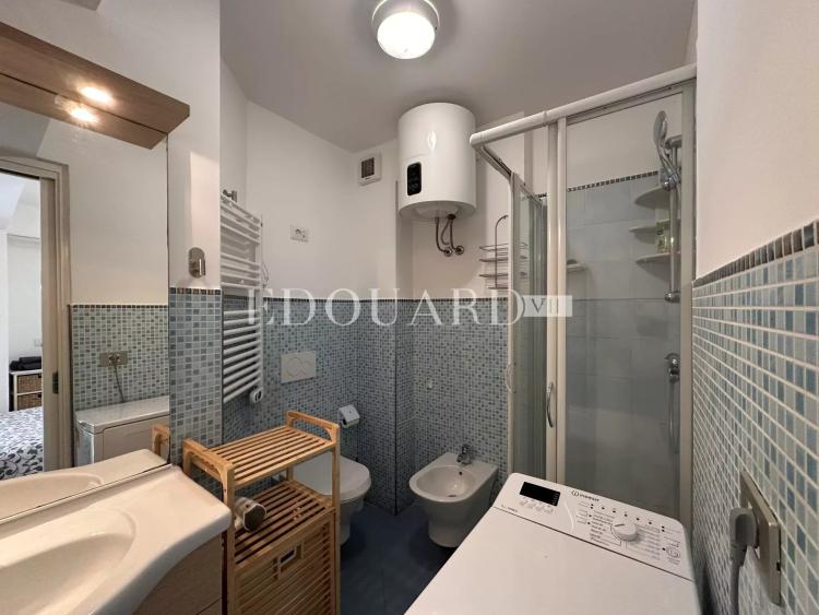 En exclusivité deux pièces en bon état avec terrasse, dans bel immeuble recent en plein centre de Menton