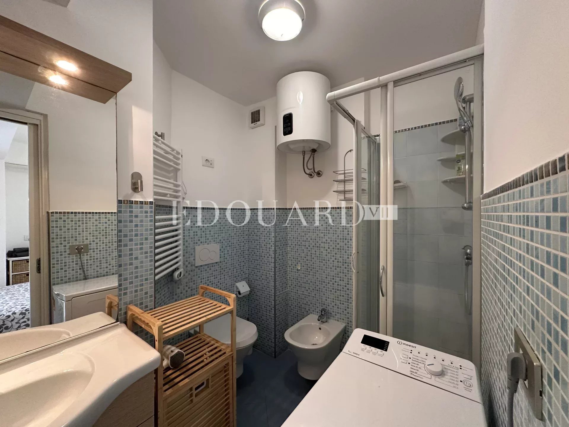En exclusivité deux pièces en bon état avec terrasse, dans bel immeuble recent en plein centre de Menton