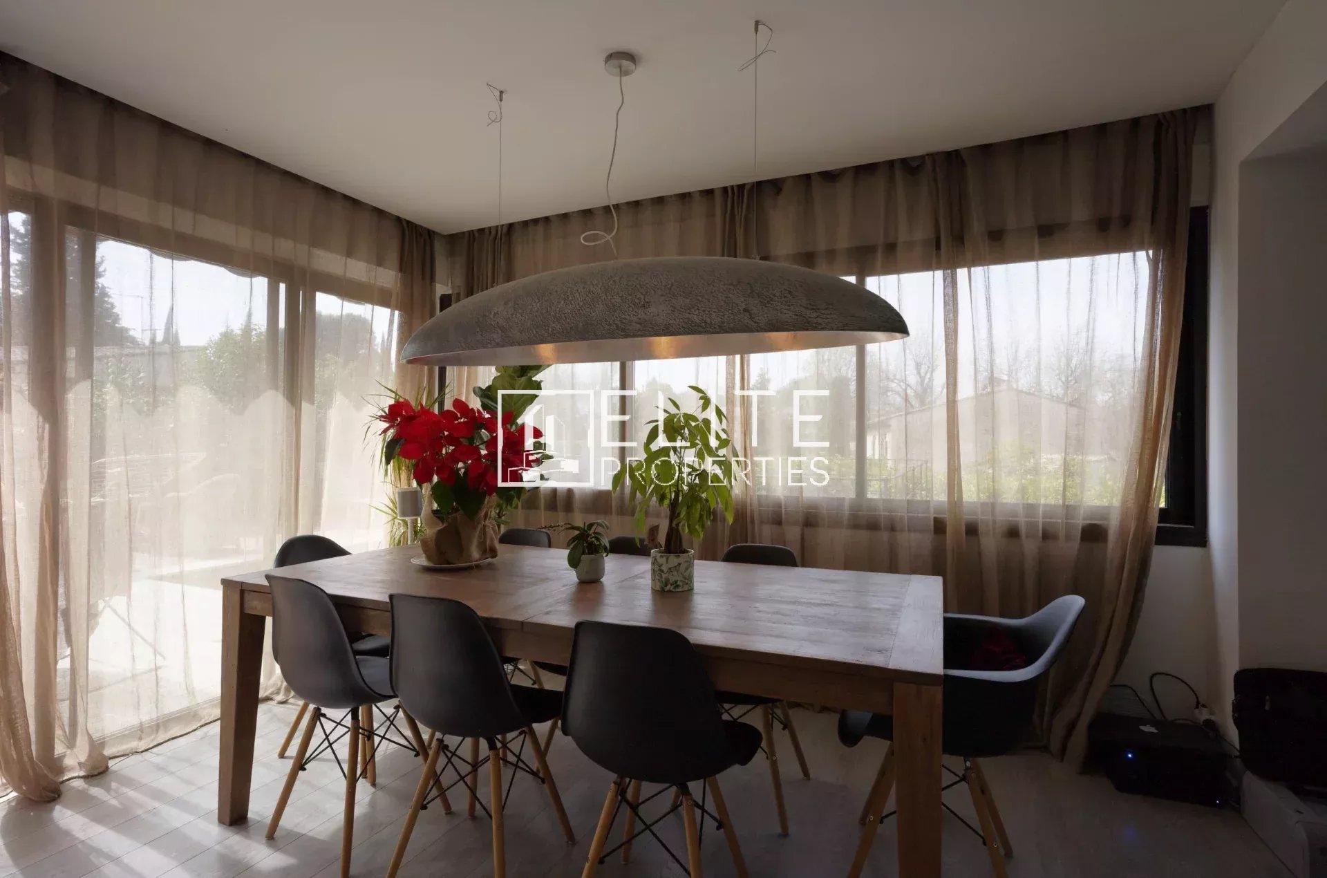 VILLA 8 PIÈCES DE 200 m² + PISCINE MOUANS-SARTOUX