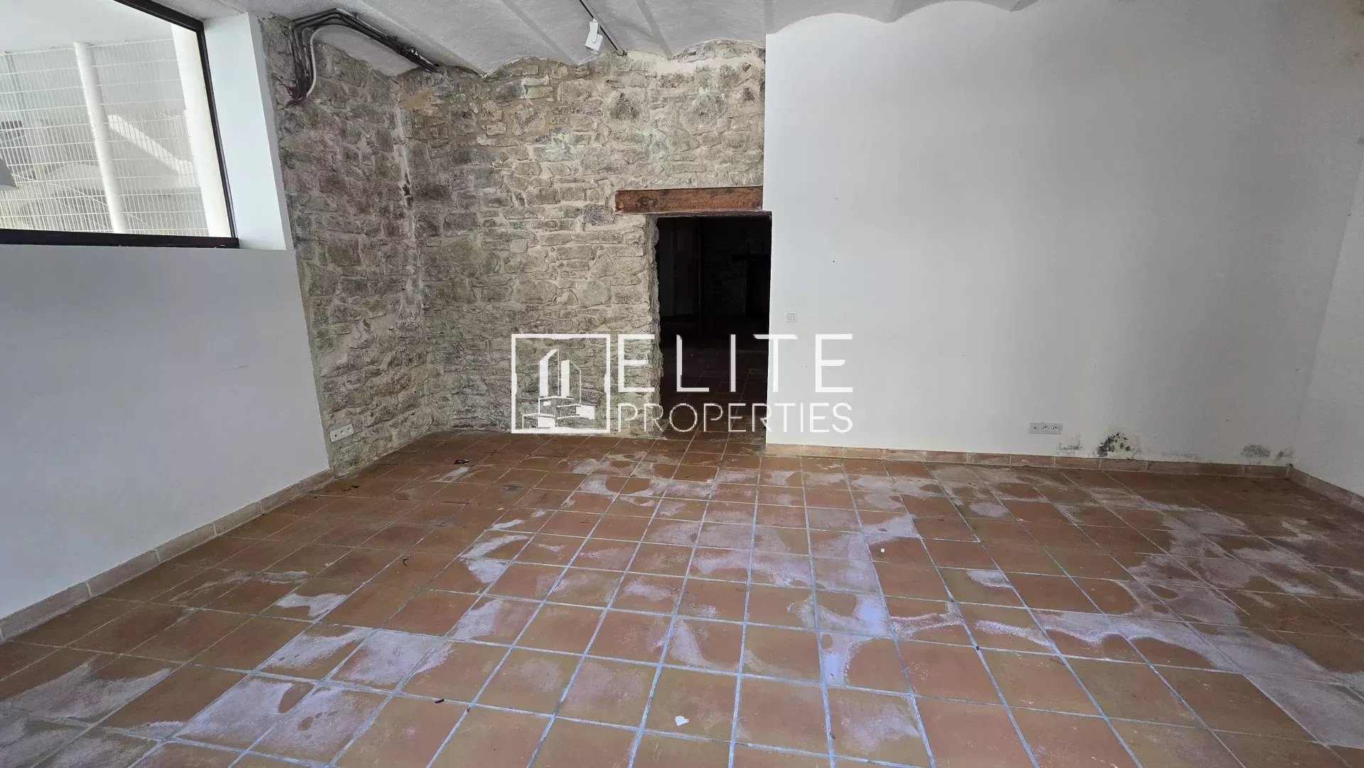 LOCAL COMMERCIAL 103 m² – TERRASSE PRIVATIVE – MOUGINS