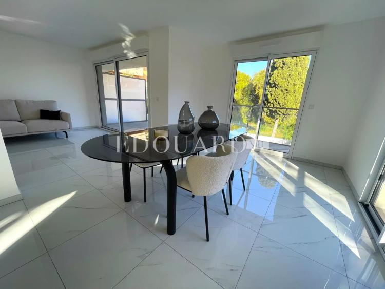 Dans un immeuble neuf, à vendre vaste trois pièces avec belle vue dégagée, terrasse et jardin