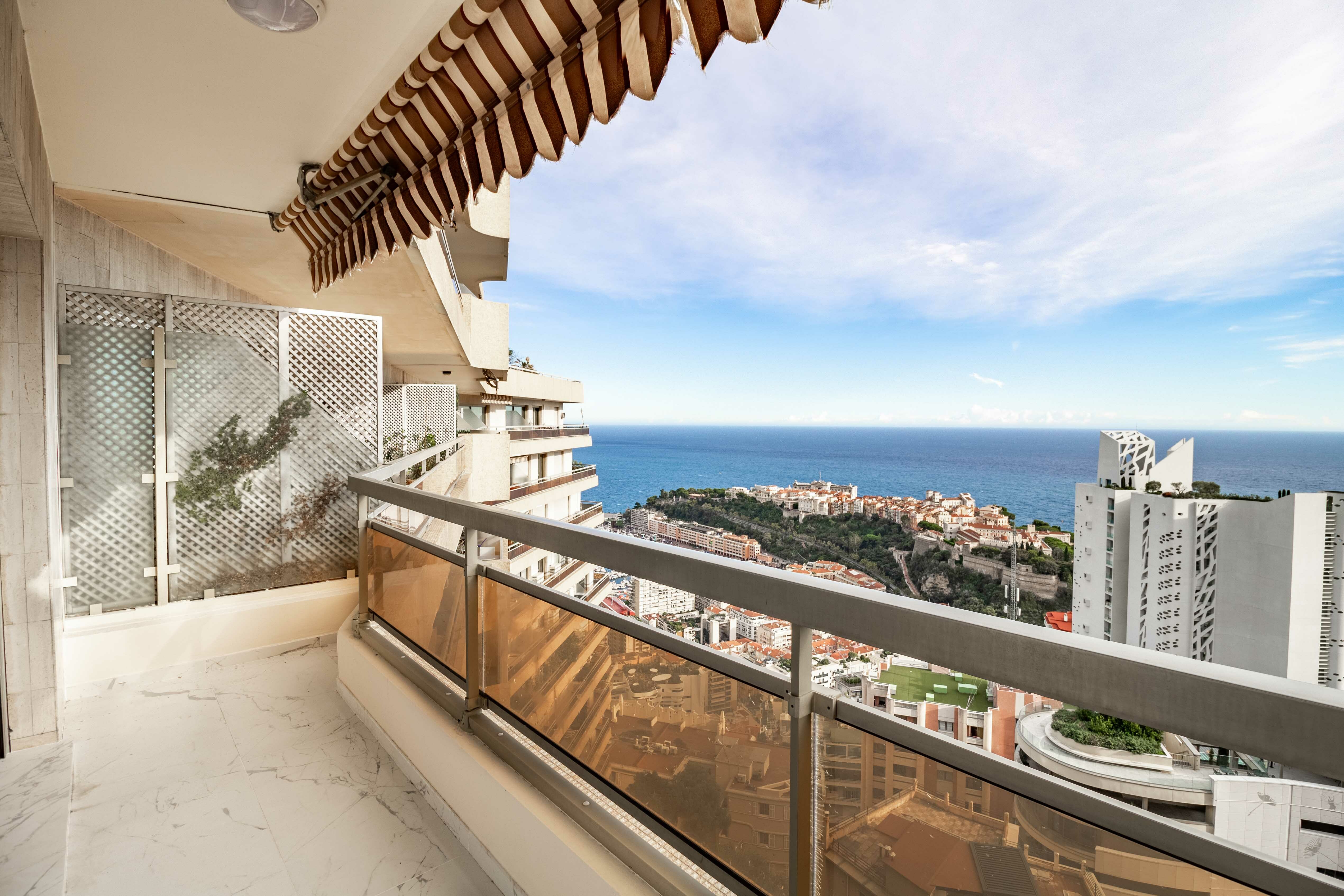 Ligures : Studio Entièrement Rénové avec Vue Mer Panoramique, Cave et Parking