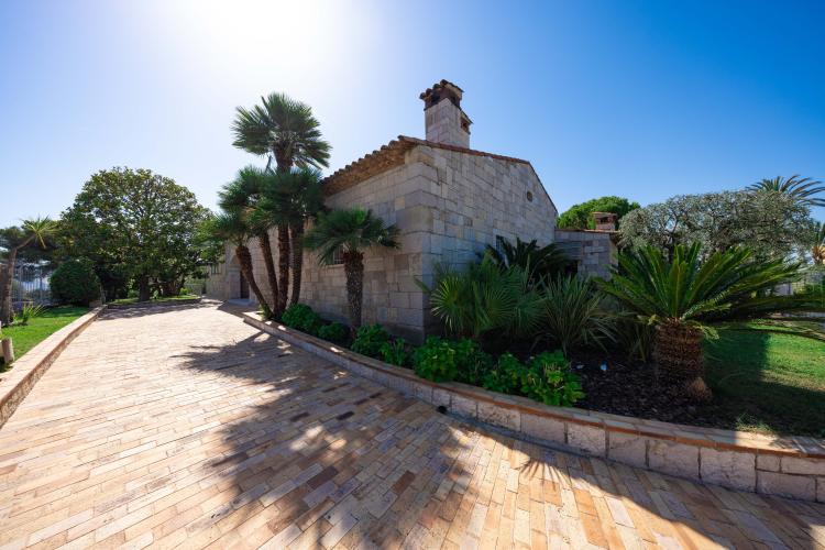 CHARMANTE MAISON PROVENÇALE AVEC PISCINE ET JARDIN