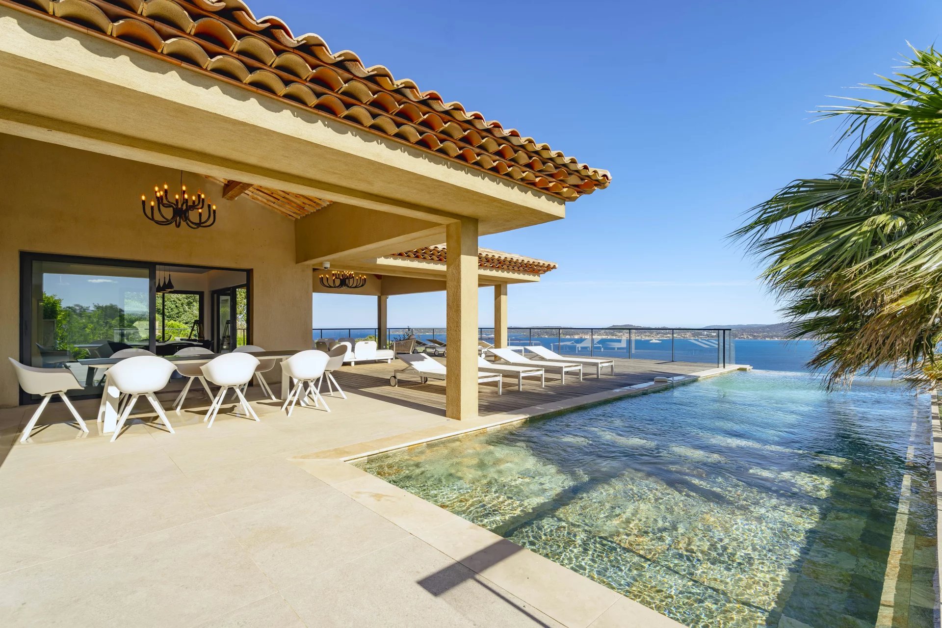 Villa neuve avec vue mer panoramique à vendre à Beauvallon
