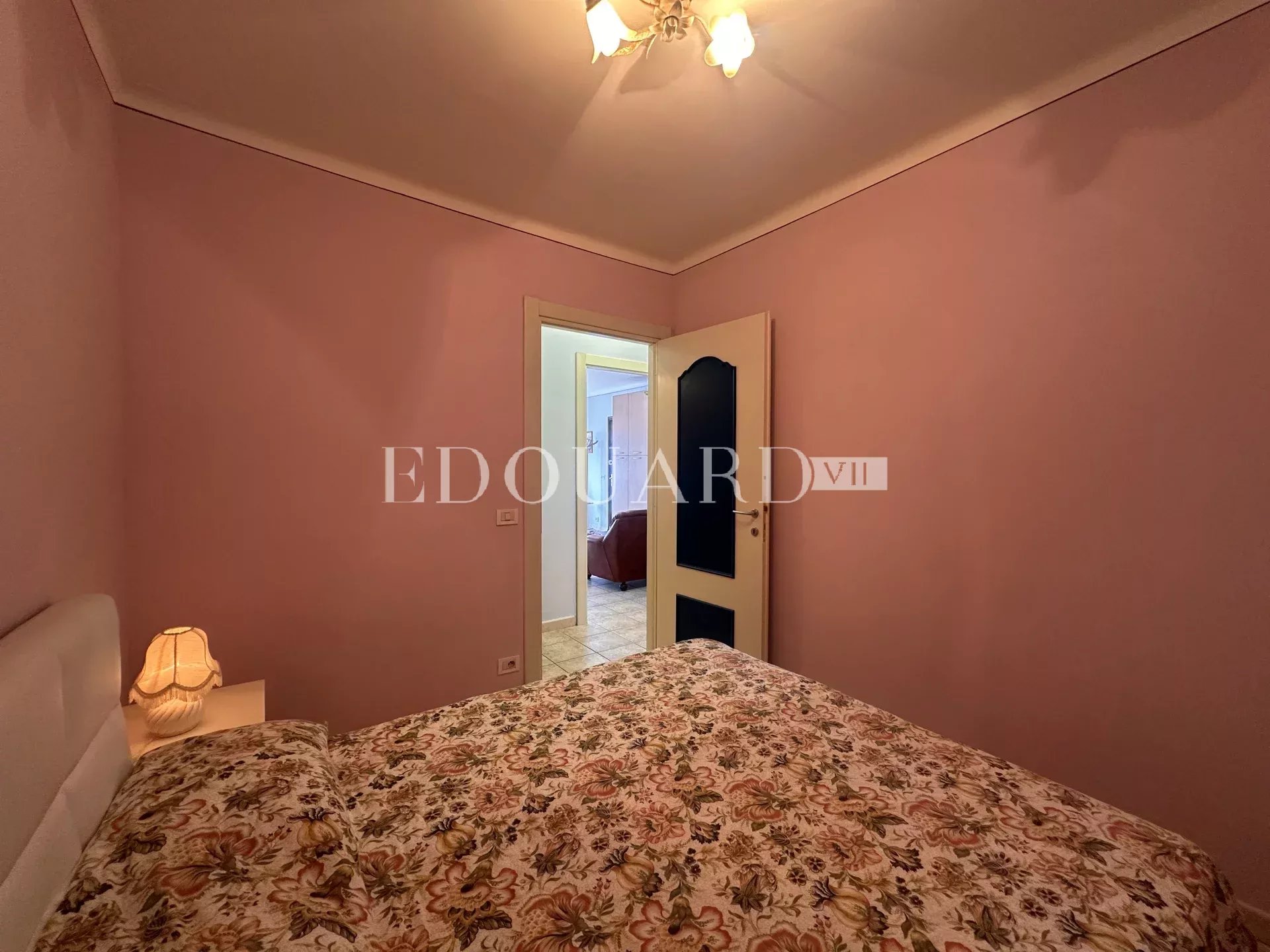 Trois pièces à vendre avec grande terrasse, au cœur du splendide quartier résidentiel de Garavan, exclusivité