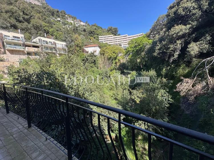 Beau trois pièces traversant à vendre avec terrasse et cave, dans le renommé quartier du Golfe Bleu