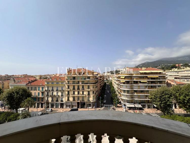 Vaste trois pièces à vendre avec belle vue sur la ville jusqu’à la mer, en plein centre de Menton